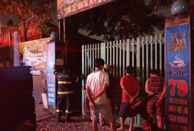 Thanh niên ôm bình gas, can xăng la hét doạ chết trong quán cà phê - Ảnh 1. Thanh niên ôm bình gas, can xăng la hét doạ chết trong quán cà phê - Ảnh 1.