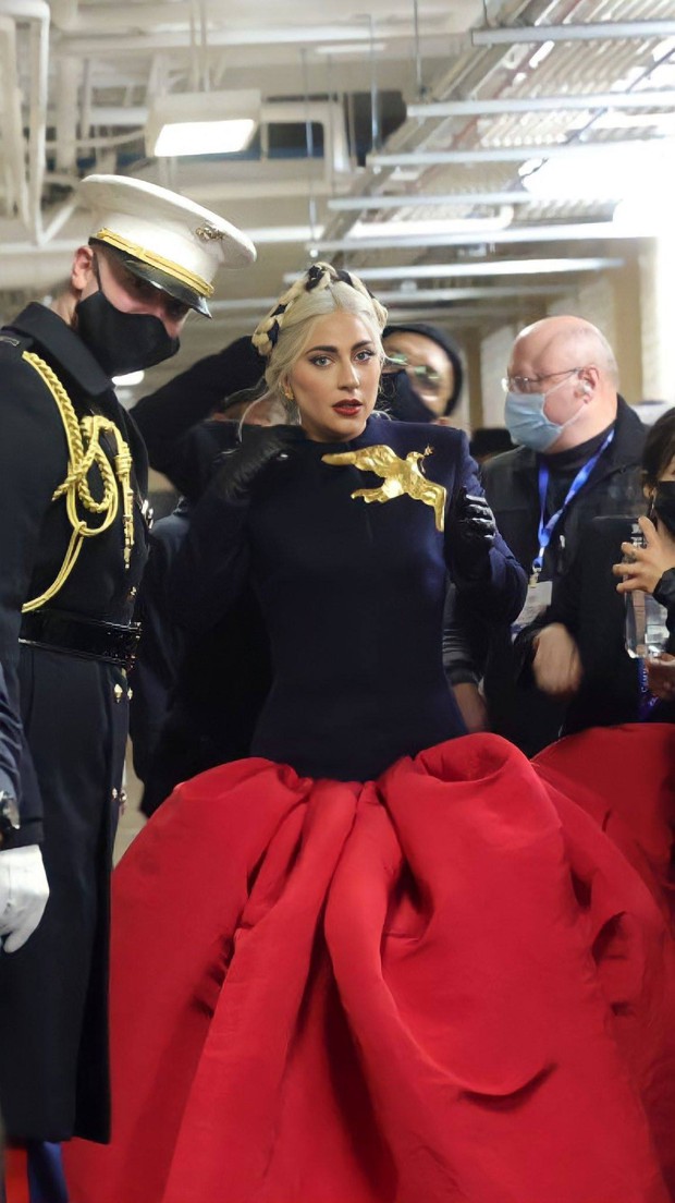 Hình ảnh Lady Gaga sang trọng, visual đỉnh cao trong buổi lễ nhậm chức của Tổng thống Mỹ Joe Biden gây bão MXH - Ảnh 5. Hình ảnh Lady Gaga sang trọng, visual đỉnh cao trong buổi lễ nhậm chức của Tổng thống Mỹ Joe Biden gây bão MXH - Ảnh 5.