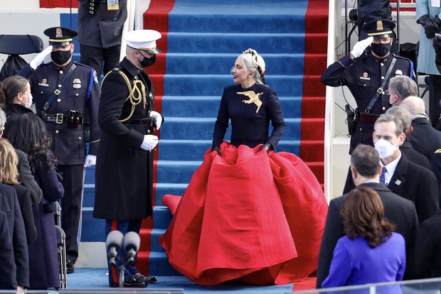 Hình ảnh Lady Gaga sang trọng, visual đỉnh cao trong buổi lễ nhậm chức của Tổng thống Mỹ Joe Biden gây bão MXH - Ảnh 2. Hình ảnh Lady Gaga sang trọng, visual đỉnh cao trong buổi lễ nhậm chức của Tổng thống Mỹ Joe Biden gây bão MXH - Ảnh 2.