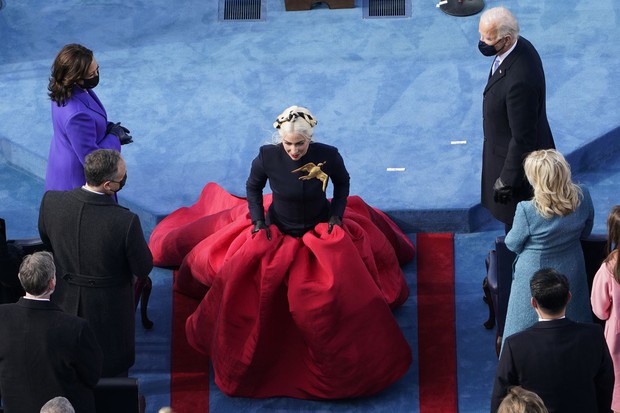 Hình ảnh Lady Gaga sang trọng, visual đỉnh cao trong buổi lễ nhậm chức của Tổng thống Mỹ Joe Biden gây bão MXH - Ảnh 3. Hình ảnh Lady Gaga sang trọng, visual đỉnh cao trong buổi lễ nhậm chức của Tổng thống Mỹ Joe Biden gây bão MXH - Ảnh 3.