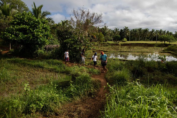 Học trực tuyến ở Philippines: Băng rừng lên núi, trèo nóc nhà hay ra nghĩa địa chỉ để có Internet, việc học chưa bao giờ gian nan đến thế! - Ảnh 1.