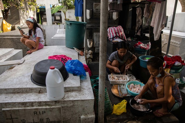 Học trực tuyến ở Philippines: Băng rừng lên núi, trèo nóc nhà hay ra nghĩa địa chỉ để có Internet, việc học chưa bao giờ gian nan đến thế! - Ảnh 13.