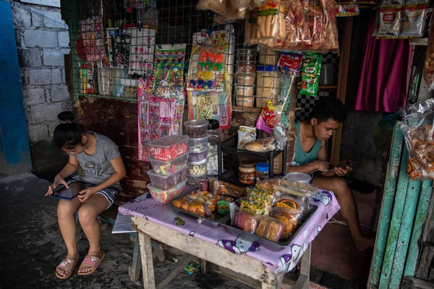Học trực tuyến ở Philippines: Băng rừng lên núi, trèo nóc nhà hay ra nghĩa địa chỉ để có Internet, việc học chưa bao giờ gian nan đến thế! - Ảnh 14.