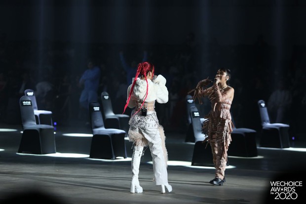 Tiết mục mở màn đặc biệt nhất của Gala WeChoice 2020: Lời cảm ơn tới những người đã chiến đấu vì cộng đồng trong chiến dịch chống COVID-19 và bão lũ! - Ảnh 2.