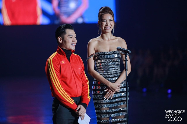 Không hổ danh chân dài cả mét, Minh Tú và Võ Hoàng Yến như người khổng lồ, biến cả dàn khách mời thành tí hon trên sân khấu WeChoice Awards 2020 - Ảnh 4.