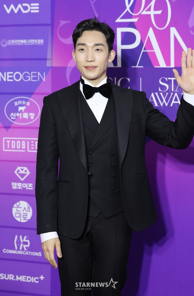 Thảm đỏ APAN Star Awards: Hyun Bin xuất hiện lẻ bóng, Son Ye Jin vắng mặt, Seo Ye Ji và Lee Min Jung xinh như thiên thần - Ảnh 16.