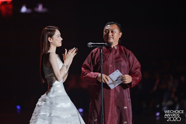 Clip: Nhã Phương được Trường Giang gửi ảnh selfie với con gái giữa gala WeChoice 2020, liền hào hứng khoe hàng xóm Công Vinh - Ảnh 3. Clip: Nhã Phương được Trường Giang gửi ảnh selfie với con gái giữa gala WeChoice 2020, liền hào hứng khoe hàng xóm Công Vinh - Ảnh 3.