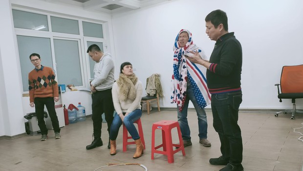 Hé lộ căn bếp dã chiến của Táo Quân lúc 2 giờ sáng: Tự Long buồn ngủ díp cả mắt vẫn cố gắng vì khán giả - Ảnh 5. Hé lộ căn bếp dã chiến của Táo Quân lúc 2 giờ sáng: Tự Long buồn ngủ díp cả mắt vẫn cố gắng vì khán giả - Ảnh 5.