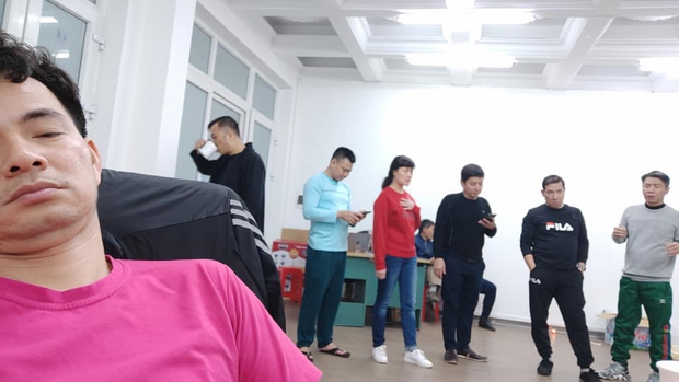 Hé lộ căn bếp dã chiến của Táo Quân lúc 2 giờ sáng: Tự Long buồn ngủ díp cả mắt vẫn cố gắng vì khán giả - Ảnh 6. Hé lộ căn bếp dã chiến của Táo Quân lúc 2 giờ sáng: Tự Long buồn ngủ díp cả mắt vẫn cố gắng vì khán giả - Ảnh 6.