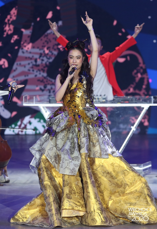 Nhìn lại WeChoice Awards 2020: quá nhiều cảm xúc, những màn kết hợp có 1-0-2, mọi ý tưởng điên rồ và diệu kỳ đều thành hiện thực - Ảnh 10. Nhìn lại WeChoice Awards 2020: quá nhiều cảm xúc, những màn kết hợp có 1-0-2, mọi ý tưởng điên rồ và diệu kỳ đều thành hiện thực - Ảnh 10.