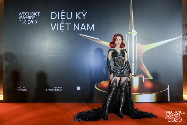 Chi Pu là mỹ nhân lên đồ “chiến” nhất WeChoice Awards 2020, độ bốc tăng dần theo năm tháng  - Ảnh 1.