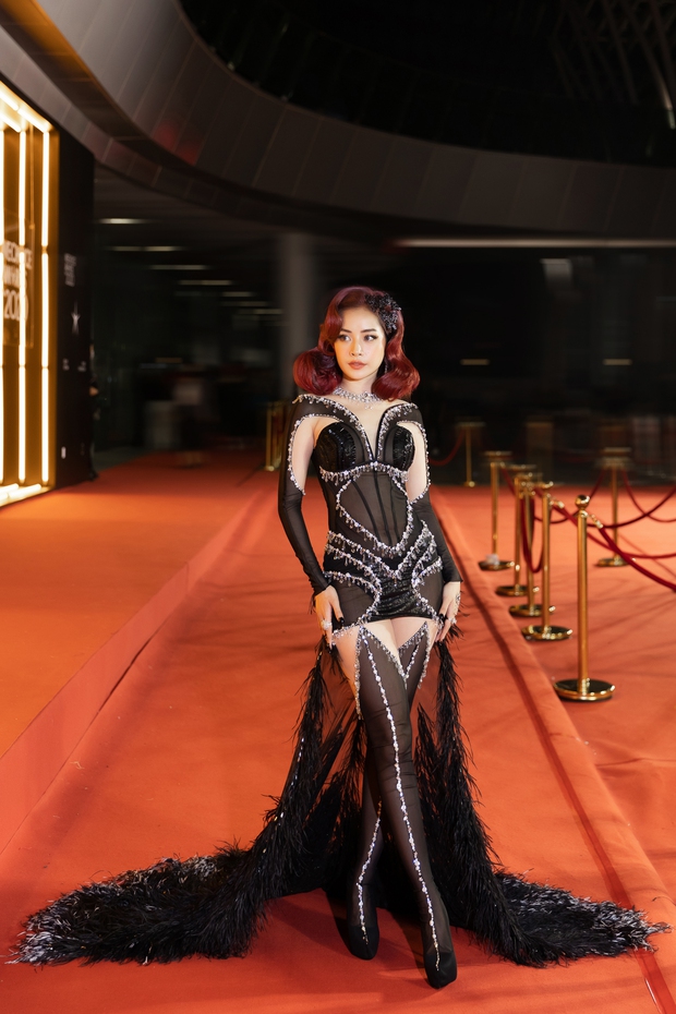 Chi Pu là mỹ nhân lên đồ chiến nhất WeChoice Awards 2020, độ bốc tăng dần theo năm tháng - Ảnh 3.