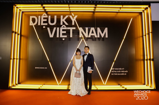 Dàn hot couple sánh vai tại Gala WeChoice Awards: Linh Rin - Phillip Nguyễn trông như vợ chồng son, Wean - Naomi bao ngầu - Ảnh 10.