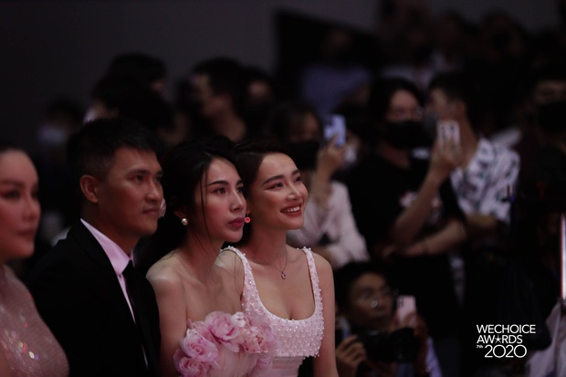 Clip: Nhã Phương được Trường Giang gửi ảnh selfie với con gái giữa gala WeChoice 2020, liền hào hứng khoe hàng xóm Công Vinh - Ảnh 4. Clip: Nhã Phương được Trường Giang gửi ảnh selfie với con gái giữa gala WeChoice 2020, liền hào hứng khoe hàng xóm Công Vinh - Ảnh 4.