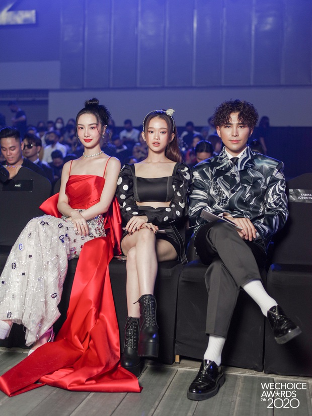 Dàn hot couple sánh vai tại Gala WeChoice Awards: Linh Rin - Phillip Nguyễn trông như vợ chồng son, Wean - Naomi bao ngầu - Ảnh 4.