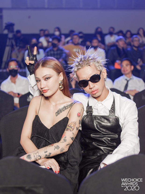 Dàn hot couple sánh vai tại Gala WeChoice Awards: Linh Rin - Phillip Nguyễn trông như vợ chồng son, Wean - Naomi bao ngầu - Ảnh 2.