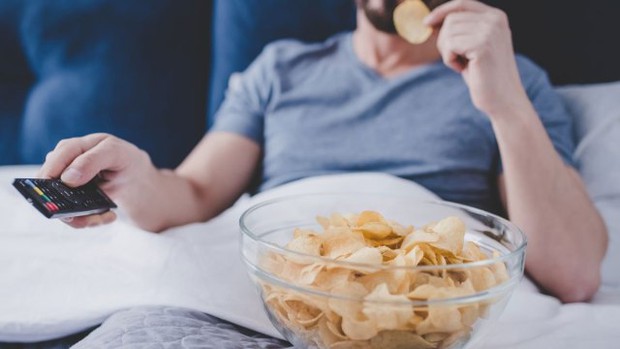 Vì sao chúng ta không nên ăn snack khoai tây mỗi khi xem phim: Nghe xong lý do bạn sẽ phải gật gù đồng ý ngay! - Ảnh 1. Vì sao chúng ta không nên ăn snack khoai tây mỗi khi xem phim: Nghe xong lý do bạn sẽ phải gật gù đồng ý ngay! - Ảnh 1.