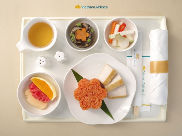 HOT: Giúp mọi người cảm nhận rõ hương vị Tết ngay cả khi bay, Vietnam Airlines quyết đưa bánh chưng, dưa hành, xôi gấc bày đầy đủ trên mâm để phục vụ khách - Ảnh 1. HOT: Giúp mọi người cảm nhận rõ hương vị Tết ngay cả khi bay, Vietnam Airlines quyết đưa bánh chưng, dưa hành, xôi gấc bày đầy đủ trên mâm để phục vụ khách - Ảnh 1.