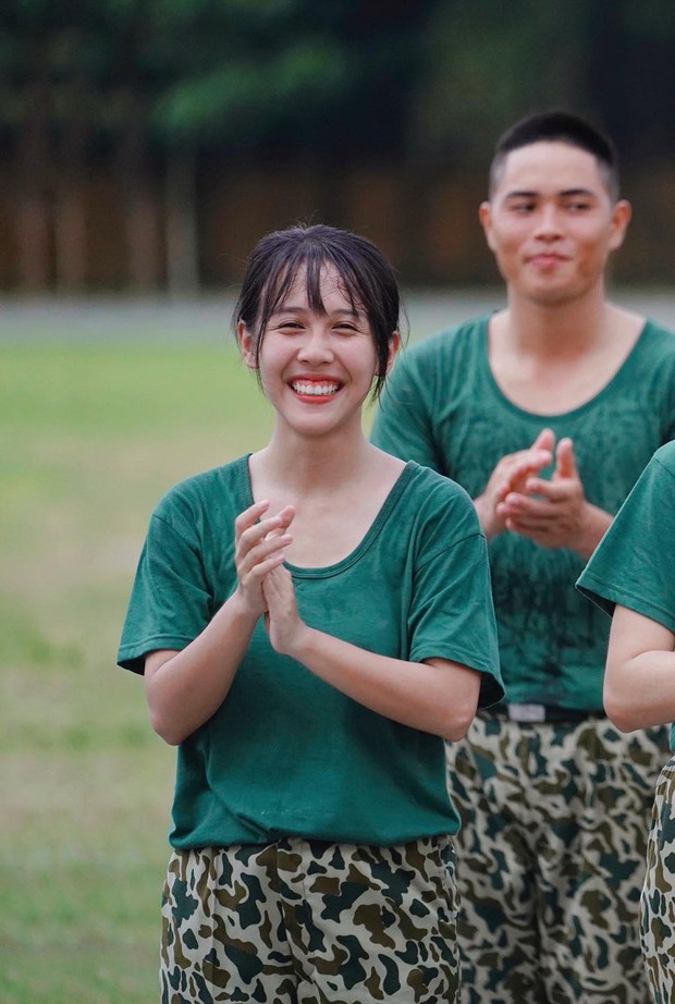 Diệu Nhi réo tên Mũi trưởng Long vì Hậu Hoàng mặc váy quá xinh tại WeChoice Awards 2020 - Ảnh 5. Diệu Nhi réo tên Mũi trưởng Long vì Hậu Hoàng mặc váy quá xinh tại WeChoice Awards 2020 - Ảnh 5.