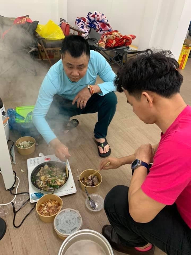 Hé lộ căn bếp dã chiến của Táo Quân lúc 2 giờ sáng: Tự Long buồn ngủ díp cả mắt vẫn cố gắng vì khán giả - Ảnh 1. Hé lộ căn bếp dã chiến của Táo Quân lúc 2 giờ sáng: Tự Long buồn ngủ díp cả mắt vẫn cố gắng vì khán giả - Ảnh 1.