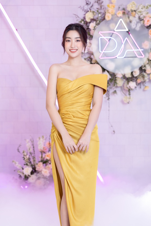 Đại chiến nhan sắc dàn hậu đình đám Vbiz trong đám cưới Thuý An: Tiểu Vy đổi style mới lạ lẫm, Đỗ Mỹ Linh lấp ló ngực đầy - Ảnh 3. Đại chiến nhan sắc dàn hậu đình đám Vbiz trong đám cưới Thuý An: Tiểu Vy đổi style mới lạ lẫm, Đỗ Mỹ Linh lấp ló ngực đầy - Ảnh 3.