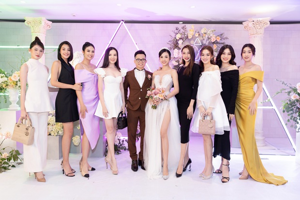 Đại chiến nhan sắc dàn hậu đình đám Vbiz trong đám cưới Thuý An: Tiểu Vy đổi style mới lạ lẫm, Đỗ Mỹ Linh lấp ló ngực đầy - Ảnh 11. Đại chiến nhan sắc dàn hậu đình đám Vbiz trong đám cưới Thuý An: Tiểu Vy đổi style mới lạ lẫm, Đỗ Mỹ Linh lấp ló ngực đầy - Ảnh 11.