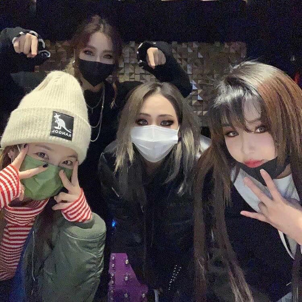 2NE1 đăng ảnh tái ngộ mừng sinh nhật em út, fan bồi hồi kêu gọi nhóm comeback cho thỏa nhớ mong - Ảnh 2. 2NE1 đăng ảnh tái ngộ mừng sinh nhật em út, fan bồi hồi kêu gọi nhóm comeback cho thỏa nhớ mong - Ảnh 2.