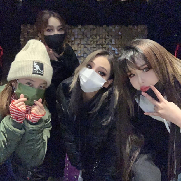 2NE1 đăng ảnh tái ngộ mừng sinh nhật em út, fan bồi hồi kêu gọi nhóm comeback cho thỏa nhớ mong - Ảnh 3. 2NE1 đăng ảnh tái ngộ mừng sinh nhật em út, fan bồi hồi kêu gọi nhóm comeback cho thỏa nhớ mong - Ảnh 3.
