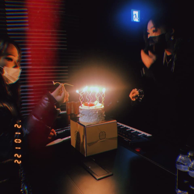 2NE1 đăng ảnh tái ngộ mừng sinh nhật em út, fan bồi hồi kêu gọi nhóm comeback cho thỏa nhớ mong - Ảnh 6. 2NE1 đăng ảnh tái ngộ mừng sinh nhật em út, fan bồi hồi kêu gọi nhóm comeback cho thỏa nhớ mong - Ảnh 6.