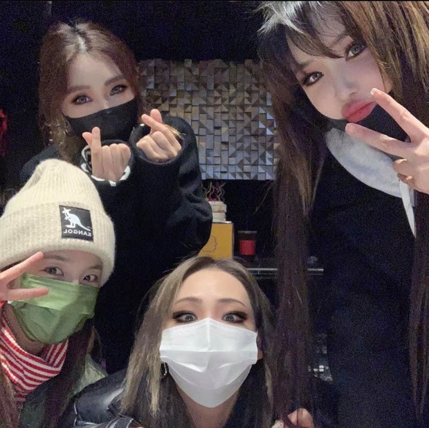 2NE1 đăng ảnh tái ngộ mừng sinh nhật em út, fan bồi hồi kêu gọi nhóm comeback cho thỏa nhớ mong - Ảnh 7. 2NE1 đăng ảnh tái ngộ mừng sinh nhật em út, fan bồi hồi kêu gọi nhóm comeback cho thỏa nhớ mong - Ảnh 7.