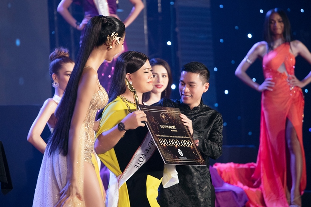 Vedette Vũ Thu Phương nói gì sau khi được trở lại & nhận giải Người đẹp được yêu thích nhất ở Đại Sứ Hoàn Mỹ? - Ảnh 1. Vedette Vũ Thu Phương nói gì sau khi được trở lại & nhận giải Người đẹp được yêu thích nhất ở Đại Sứ Hoàn Mỹ? - Ảnh 1.