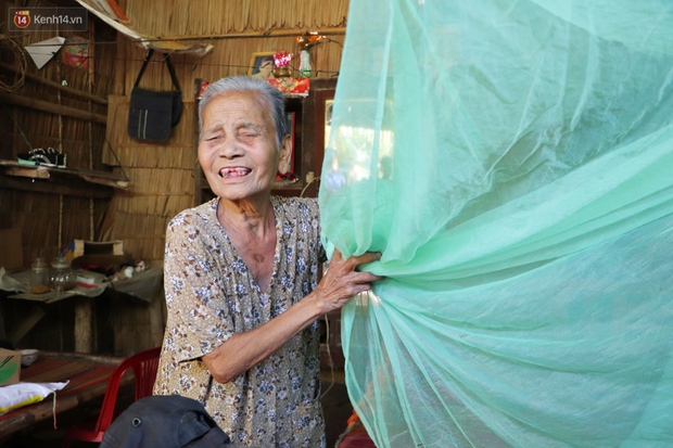 Bố mẹ bỏ rơi, bé trai 13 tuổi đi nhặt củi dừa, bán vé số nuôi bà nội mù lòa: Con ước được ăn no, không phải nhịn đói nữa - Ảnh 8.