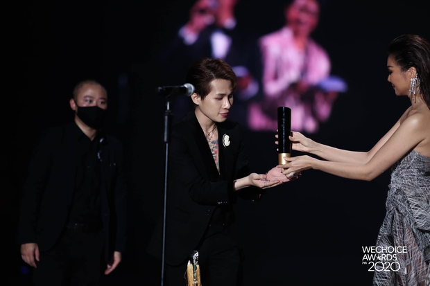 Nhìn lại WeChoice Awards 2020: quá nhiều cảm xúc, những màn kết hợp có 1-0-2, mọi ý tưởng điên rồ và diệu kỳ đều thành hiện thực - Ảnh 16. Nhìn lại WeChoice Awards 2020: quá nhiều cảm xúc, những màn kết hợp có 1-0-2, mọi ý tưởng điên rồ và diệu kỳ đều thành hiện thực - Ảnh 16.