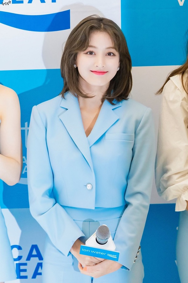 Trưởng nhóm Twice khiến dân tình tranh cãi khi để tóc bob: Visual thăng hạng đến độ từng lấn át cả Sana? - Ảnh 11. Trưởng nhóm Twice khiến dân tình tranh cãi khi để tóc bob: Visual thăng hạng đến độ từng lấn át cả Sana? - Ảnh 11.