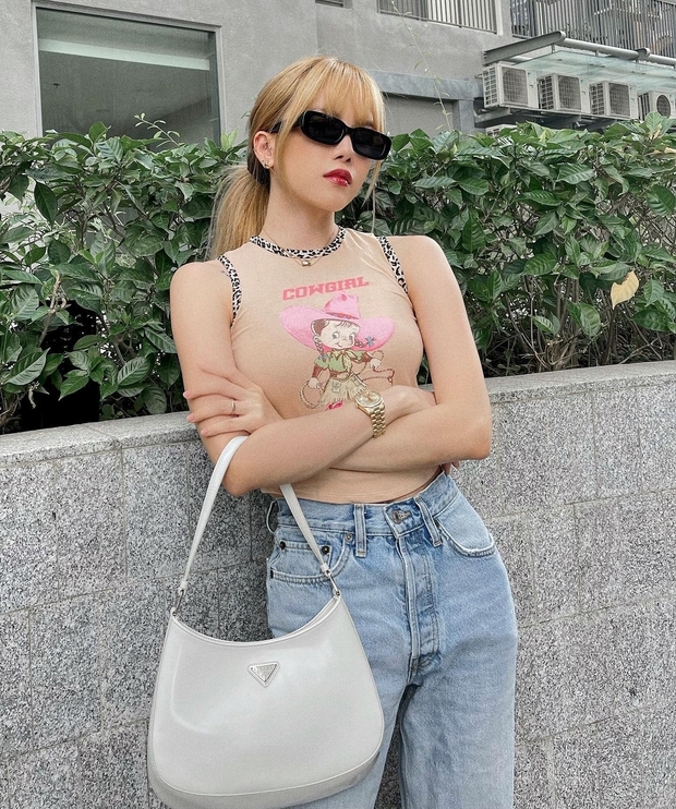 NGHI VẤN: Sơn Tùng mang kỉ vật liên quan tới Thiều Bảo Trâm lúc nói Thương em, lẽ nào còn vấn vương tới vậy? - Ảnh 4. NGHI VẤN: Sơn Tùng mang kỉ vật liên quan tới Thiều Bảo Trâm lúc nói Thương em, lẽ nào còn vấn vương tới vậy? - Ảnh 4.