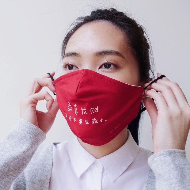 Khẩu trang in chữ chưa có người yêu, né thẳng những câu hỏi vô duyên ngày Tết - Ảnh 1. Khẩu trang in chữ chưa có người yêu, né thẳng những câu hỏi vô duyên ngày Tết - Ảnh 1.