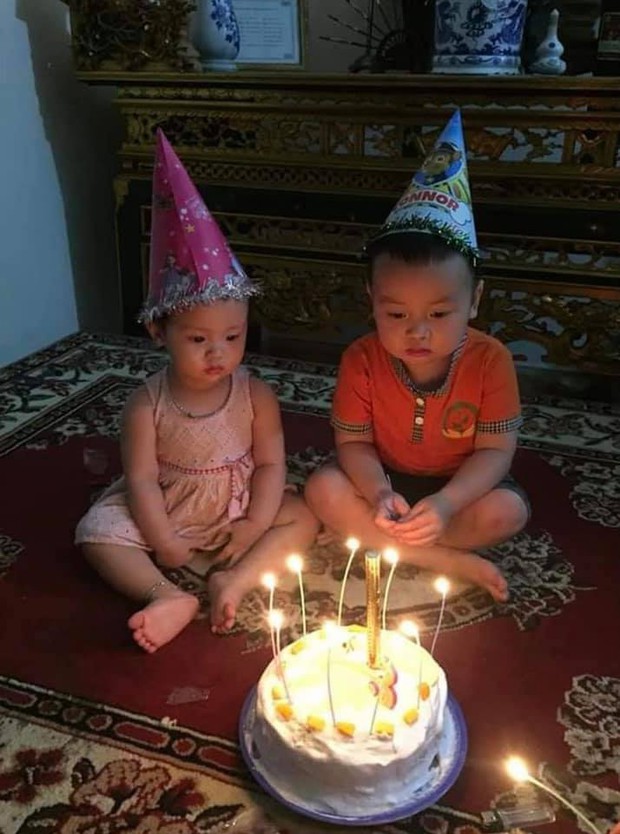 Chiếc bánh sinh nhật cây nhà lá vườn đang hot nhất MXH, biểu cảm bối rối của khổ chủ càng khiến dân tình cười ngất - Ảnh 2. Chiếc bánh sinh nhật cây nhà lá vườn đang hot nhất MXH, biểu cảm bối rối của khổ chủ càng khiến dân tình cười ngất - Ảnh 2.