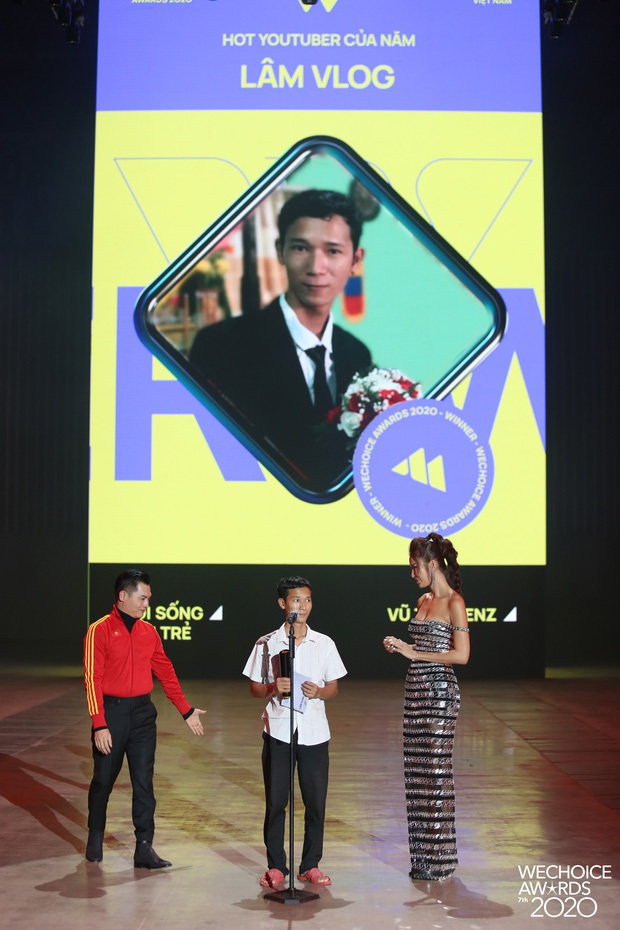 Lâm Vlog nói về đôi dép lê khi lên sân khấu Gala WeChoice: Mình không giả nghèo, đó là phong cách riêng - Ảnh 2. Lâm Vlog nói về đôi dép lê khi lên sân khấu Gala WeChoice: Mình không giả nghèo, đó là phong cách riêng - Ảnh 2.