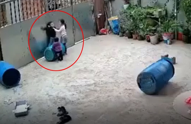 Clip: Bé trai bất ngờ tròng cổ vào dây rồi chới với khi tự chơi trong sân, được chị cứu kịp vẫn nằm gục dưới đất khiến nhiều người hoảng sợ - Ảnh 2. Clip: Bé trai bất ngờ tròng cổ vào dây rồi chới với khi tự chơi trong sân, được chị cứu kịp vẫn nằm gục dưới đất khiến nhiều người hoảng sợ - Ảnh 2.