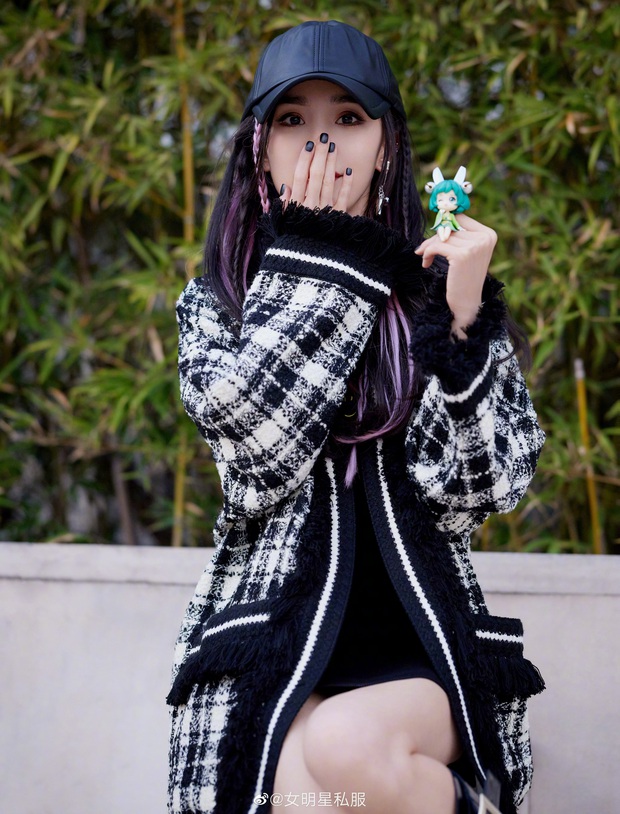 Nhờ cao tay chỉnh váy mà Dương Mịch khoe được đôi chân cực phẩm, hack tuổi trẻ trung đến gái 20 cũng ghen tị - Ảnh 2. Nhờ cao tay chỉnh váy mà Dương Mịch khoe được đôi chân cực phẩm, hack tuổi trẻ trung đến gái 20 cũng ghen tị - Ảnh 2.