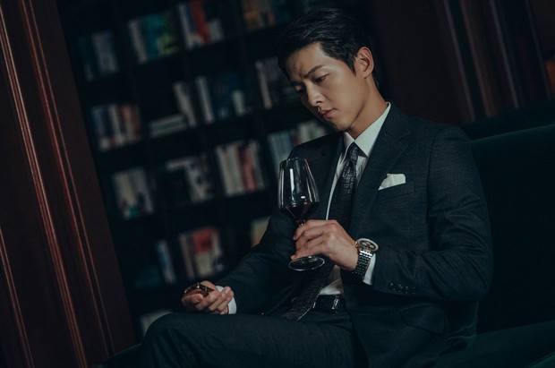Trùm mafia Song Joong Ki trầm ngâm bên ly rượu trong Vincenzo, còn úp mở: Phim cực kì khó đoán - Ảnh 1. Trùm mafia Song Joong Ki trầm ngâm bên ly rượu trong Vincenzo, còn úp mở: Phim cực kì khó đoán - Ảnh 1.