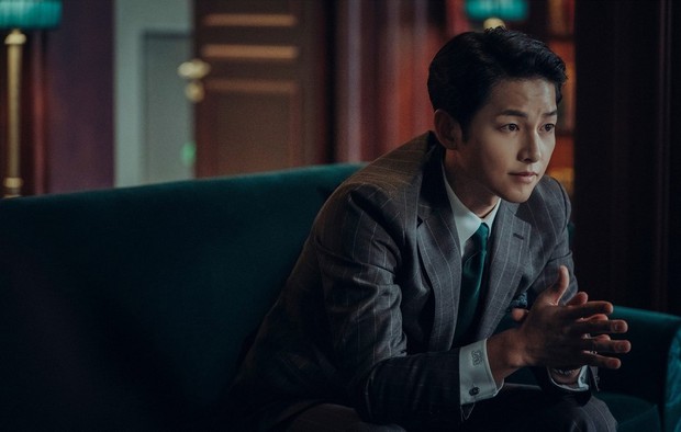 Trùm mafia Song Joong Ki trầm ngâm bên ly rượu trong Vincenzo, còn úp mở: Phim cực kì khó đoán - Ảnh 3. Trùm mafia Song Joong Ki trầm ngâm bên ly rượu trong Vincenzo, còn úp mở: Phim cực kì khó đoán - Ảnh 3.