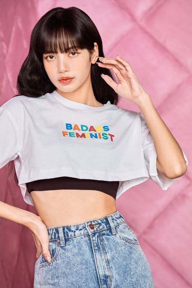 Lisa có cả loạt áo phông chất lừ, diện lên là từ “em gái quốc dân” thành chị đại cool ngầu tức thì - Ảnh 2. Lisa có cả loạt áo phông chất lừ, diện lên là từ “em gái quốc dân” thành chị đại cool ngầu tức thì - Ảnh 2.