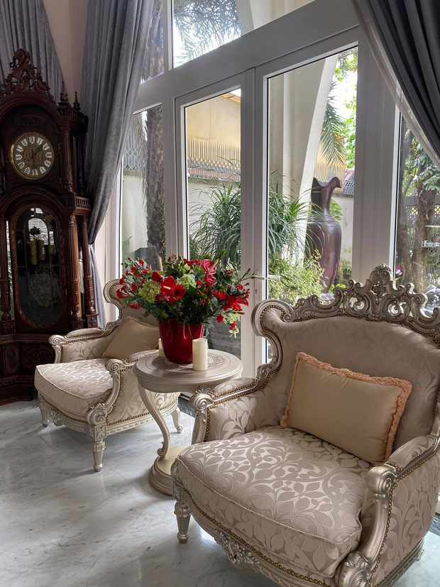 Chiêm ngưỡng biệt thự của Hoa hậu Giáng My: Sang chảnh như cung điện, phòng khách có sức chứa cả trăm người - Ảnh 7. Chiêm ngưỡng biệt thự của Hoa hậu Giáng My: Sang chảnh như cung điện, phòng khách có sức chứa cả trăm người - Ảnh 7.