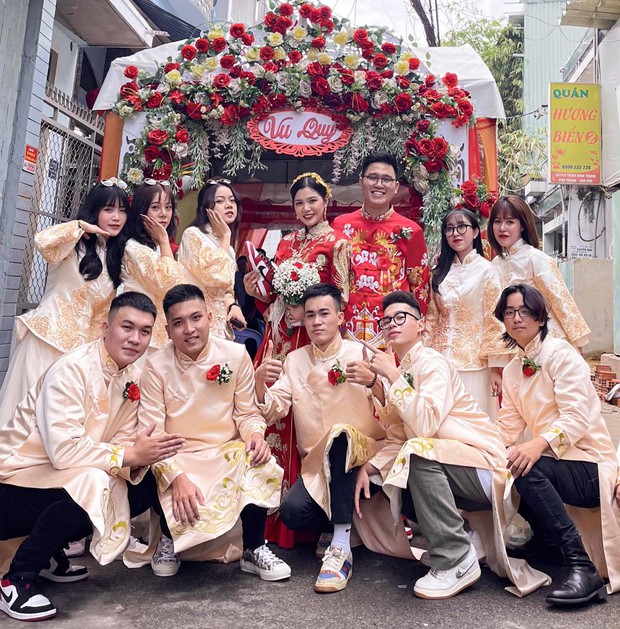Lác cả mắt trước dàn dâu rể lên đồ chất phát ngất, đi toàn sneaker xịn sò trong đám cưới của cô dâu gốc Hoa - Ảnh 1. Lác cả mắt trước dàn dâu rể lên đồ chất phát ngất, đi toàn sneaker xịn sò trong đám cưới của cô dâu gốc Hoa - Ảnh 1.