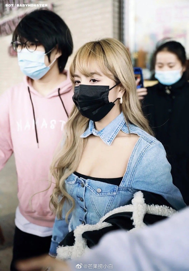 Lên đồ giống hệt Lisa, thành viên THE9 bị chê thua kém hẳn “lão sư” cả về style lẫn thần thái - Ảnh 3. Lên đồ giống hệt Lisa, thành viên THE9 bị chê thua kém hẳn “lão sư” cả về style lẫn thần thái - Ảnh 3.