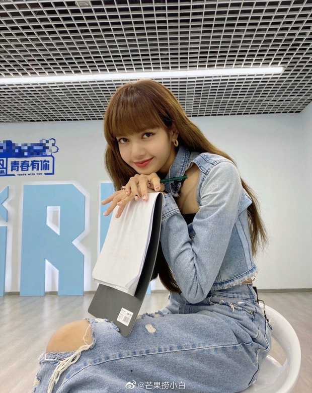 Lên đồ giống hệt Lisa, thành viên THE9 bị chê thua kém hẳn “lão sư” cả về style lẫn thần thái - Ảnh 2. Lên đồ giống hệt Lisa, thành viên THE9 bị chê thua kém hẳn “lão sư” cả về style lẫn thần thái - Ảnh 2.