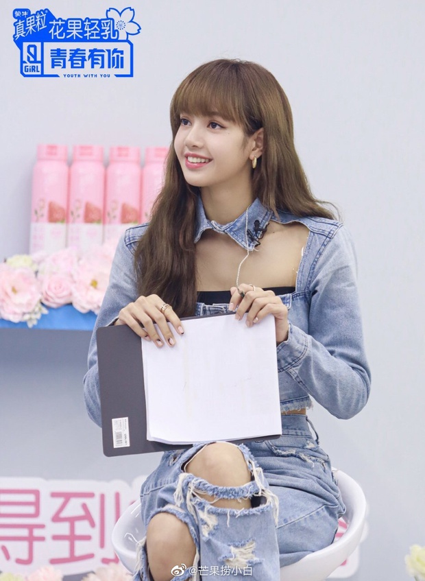 Lên đồ giống hệt Lisa, thành viên THE9 bị chê thua kém hẳn “lão sư” cả về style lẫn thần thái - Ảnh 1. Lên đồ giống hệt Lisa, thành viên THE9 bị chê thua kém hẳn “lão sư” cả về style lẫn thần thái - Ảnh 1.