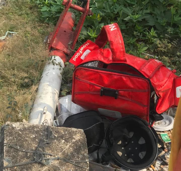 TP.HCM: Cố lách qua khe hở gác chắn đường sắt, nam shipper bị tàu hoả tông văng - Ảnh 2.