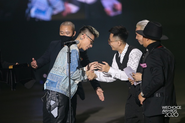 MCK giữ đúng lời hứa, thắng giải WeChoice là mua tặng giày hiệu cho fan may mắn bình chọn cho mình luôn! - Ảnh 2.